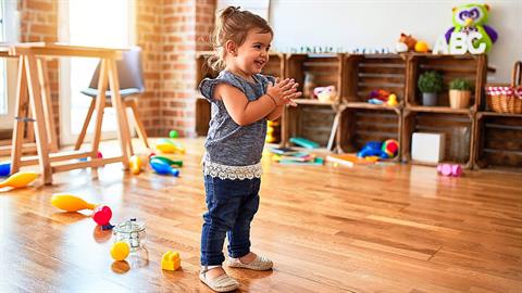 Ο υπερβολικός έπαινος δημιουργεί παιδιά που μετρούν την αξία τους με χειροκρότημα